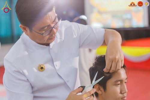 ภาพ No.284457:วันพุธที่ 17  ธันวาคม พ.ศ.2568  พิธีปลงผมนาคธรรมทายาท  โครงการบรรพชาสามเณรและบวชอุบาสิกาแก้ว  ณ วิทยาลัยศรีวิจายา (Sekolah Tinggi Agama Buddha Negeri Sriwijaya) เมืองตังเกอรัง จังหวัดบันเตน ประเทศอินโดนีเซีย