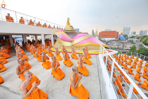 ภาพ No.300077:วันที่ 22 มกราคม พ.ศ.2569 พระธรรมยาตราปฏิบัติธรรม และถ่ายภาพหมู่ประวัติศาสตร์ ณ อาคารธรรมยาตรา กตัญญูบูชามหาปูชนียาจารย์  ตรงข้ามวัดปากน้ำภาษีเจริญ จ.กรุงเทพมหานคร ในโครงการธรรมยาตรา กตัญญูบูชา มหาปูชนียาจารย์ พระมงคลเทพมุนี(สด จนฺทสโร) พระผู้ปราบมาร อนุ