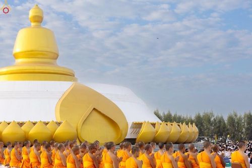 ภาพ No.302609:วันที่ 24 มกราคม พ.ศ. 2569 พิธีตักบาตรพระธรรมยาตรา(ภาพชุดที่ 2) ณ อนุสรณ์สถานลำดับที่ 5 สถานที่เผยแผ่วิชชาธรรมกายครั้งแรก อนุสรณ์สถานบางปลา วัดบางปลา อำเภอบางเลน จังหวัดนครปฐม ในโครงการธรรมยาตรา กตัญญูบูชา มหาปูชนียาจารย์ พระมงคลเทพมุนี(สด จนฺทสโร) พระผู