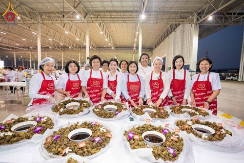 ภาพ No.303511:วันที่ 27 มกราคม พ.ศ. 2569 พิธีถวายภัตตาหารเป็นสังฆทาน แด่พระธรรมยาตรา ณ วัดพระธรรมกาย  จังหวัดปทุมธานี ในโครงการธรรมยาตรา กตัญญูบูชา มหาปูชนียาจารย์ พระมงคลเทพมุนี(สด จนฺทสโร) พระผู้ปราบมาร อนุสรณ์สถาน 7 แห่ง ปีที่ 14