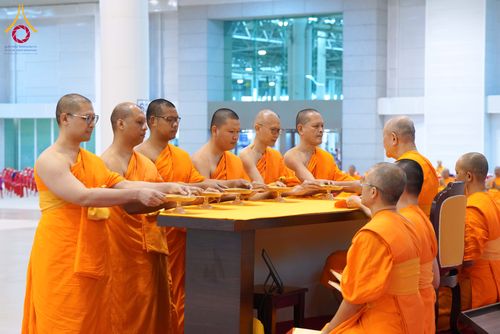 ภาพ No.284843:วันอาทิตย์ที่ 14 ธันวาคม พ.ศ.2568  พิธีปฏิบัติธรรม พิธีถวายภัตตาหารเป็นสังฆทาน พิธีมอบต้นสมบัติจักรพรรดิ ถวายแด่เจ้าอาวาสและประธานสงฆ์ 236 ศูนย์ส่งเสริมศีลธรรมทั่วโลก ณ สภาธรรมกายสากล วัดพระธรรมกาย