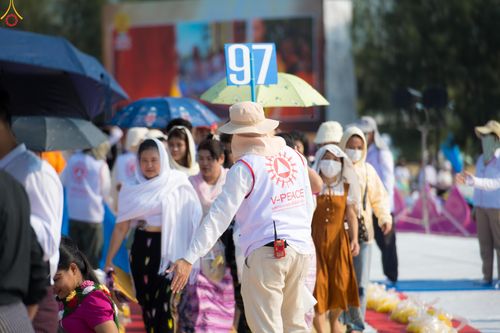 ภาพ No.301532:ภาพเบื้องหลังอาสาสมัครรวมใจ ชุดที่ 4 ในโครงการธรรมยาตรา กตัญญูบูชา มหาปูชนียาจารย์ พระมงคลเทพมุนี(สด จนฺทสโร) พระผู้ปราบมาร อนุสรณ์สถาน 7 แห่ง ปีที่ 14