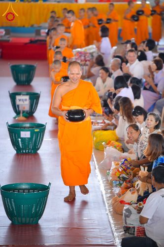 ภาพ No.320767:วันที่ 11 เมษายน พ.ศ.2569 พิธีตักบาตรฉลองสามเณรใหม่ โครงการบรรพชาสามเณรกล้าตะวัน ณ มหารัตนวิหาคด คอร์ 25 ชั้น 2 วัดพระธรรมกาย