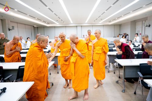ภาพ No.324757:วันอังคารที่ 21 เมษายน พ.ศ.2569  หลวงพ่อทัตตชีโว รองเจ้าอาวาสวัดพระธรรมกาย ถวายการต้อนรับและปฏิสันถารคณะสงฆ์จากประเทศเวียดนาม