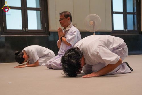 ภาพ No.340415:วันที่  12 - 22 กรกฎาคม พ.ศ.2569 ชาวต่างชาติจากประเทศกัวเตมาลา รัสเซีย เซอร์เบีย เยอรมัน อเมริกา สเปน สิงคโปร์ และศรีลังกา  เยี่ยมชมวัด เรียนรู้วิธีการนั่งสมาธิ และกราบสักการะพระมหาธรรมกายเจดีย์ ณ วัดพระธรรมกาย