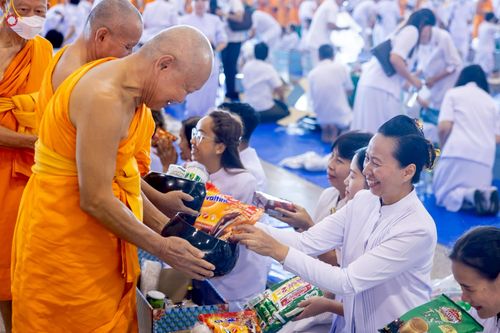 ภาพ No.240528:วันพุธที่ 27 สิงหาคม พ.ศ. 2568 พิธีตักบาตร ในวันธรรมชัย ณ วัดพระธรรมกาย จ.ปทุมธานี
