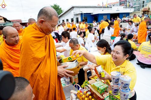 ภาพ No.242016:วันอาทิตย์ที่ 31 สิงหาคม พ.ศ. 2568 พิธีทำบุญแด่คณะสงฆ์ 122 รูป ฉลอง 121 ปี อำเภอคลองหลวง จ.ปทุมธานี เพื่อนำส่งช่วยเหลือคณะสงฆ์ 323 วัด 4 จังหวัดชายแดนภาคใต้ และช่วยเหลือประชาชนจากเหตุปะทะ แนวชายแดนไทย-กัมพูชา ณ บริเวณหน้าที่ว่าการอำเภอคลองหลวง 