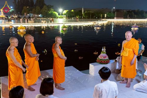 ภาพ No.266427:วันพุธที่ 5 พฤศจิกายน พ.ศ. 2568 (วันพระ ขึ้น 15 ค่ำ เดือน 12) พิธีลอยกระทงธรรม  ณ สระมหาเศรษฐีทะเลบุญ มหาวิหารพระมงคลเทพมุนี วัดพระธรรมกาย จ.ปทุมธานี