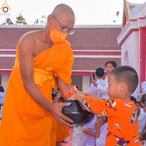 ภาพ No.112831:พิธีตักบาตรพระธรรมยาตราฯ ณ วัดสองพี่น้อง จ.สุพรรณบุรี วันที่ 15 มกราคม พ.ศ. 2567