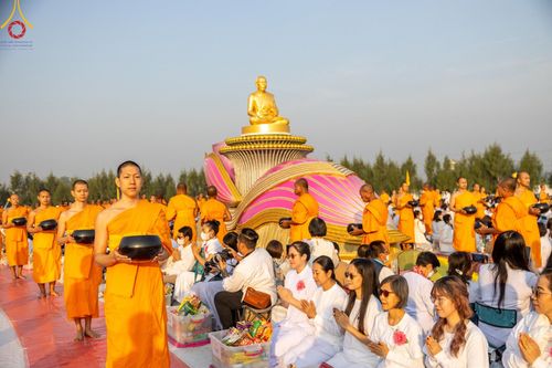 ภาพ No.201157:พิธีตักบาตรพระธรรมยาตรา ณ อนุสรณ์สถานลำดับที่ 5 สถานที่เผยแผ่วิชชาธรรมกายครั้งแรก อนุสรณ์สถานบางปลา วัดบางปลา อำเภอบางเลน จังหวัดนครปฐม ในโครงการธรรมยาตรา กตัญญูบูชา มหาปูชนียาจารย์ พระมงคลเทพมุนี(สด จนฺทสโร) พระผู้ปราบมาร อนุสรณ์สถาน 7 แห่ง ปีที่ 13