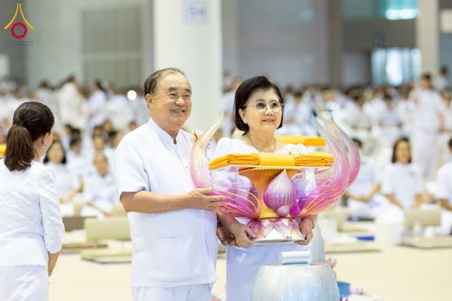 ภาพ No.215519:วันอาทิตย์ต้นเดือนที่ 6 เมษายน พ.ศ. 2568 ขบวนอัญเชิญผ้าป่าสมทบ มหาสังฆทาน 40,000 กว่าวัดทั่วประเทศ ณ สภาธรรมกายสากล วัดพระธรรมกาย