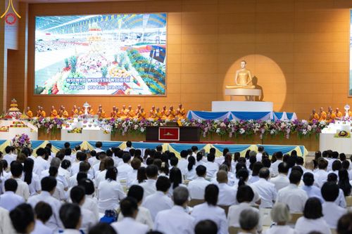 ภาพ No.143524:พิธีตักบาตร ข้าวสารอาหารแห้ง ณ บ้านแก้วเรือนทองคุณยายฯ และ พิธีบูชาข้าวพระ  ณ สภาธรรมกายสากล วัดพระธรรมกาย วันอาทิตย์ที่ 7 กรกฎาคม พ.ศ. 2567