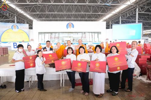 ภาพ No.211004:วันที่ 15 มีนาคม พ.ศ. 2568  บุญบรรจุกล่องไทยธรรม เพื่อถวายแด่พระสังฆาธิการ 40,000 กว่าวัดทั่วไทย ในวันคุ้มครองโลก 22 เมษายน พ.ศ. 2568
