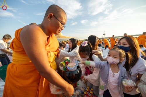 ภาพ No.187865:พิธีตักบาตรฉลองพระใหม่ ต้อนรับพุทธศักราช 2568 ณ ลานธรรมพระมหาธรรมกายเจดีย์ วัดพระธรรมกาย จ.ปทุมธานี วันที่ 1 มกราคม พ.ศ. 2568