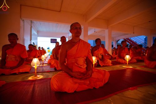 ภาพ No.201700:พิธีจุดประทีปถวายเป็นพุทธบูชา และบูชาธรรมมหาปูชนียาจารย์ ณ อาคารธรรมยาตรา กตัญญูบูชามหาปูชนียาจารย์ ตรงข้ามวัดปากน้ำภาษีเจริญ จ.กรุงเทพมหานคร ในโครงการธรรมยาตรา กตัญญูบูชา มหาปูชนียาจารย์ พระมงคลเทพมุนี(สด จนฺทสโร) พระผู้ปราบมาร อนุสรณ์สถาน 7 แห่ง