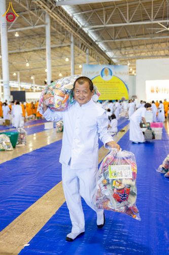 ภาพ No.223471:วันวิสาขบูชา วันอาทิตย์ที่ 11 พฤษภาคม พ.ศ. 2568 พิธีตักบาตร และปฎิบัติธรรม ณ สภาธรรมกายสากล วัดพระธรรมกาย