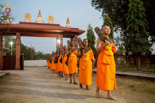 ภาพ No.213030:วันที่ 14 - 15 มีนาคม พ.ศ. 2568 คณะสงฆ์และสามเณรเดินธรรมยาตรา ในโครงการบวชสามเณรเนปาล 500 รูป ไปยังสถานที่รอบมายาเทวีและลุมพินีเกรด ณ ลุมพินี ประเทศเนปาล