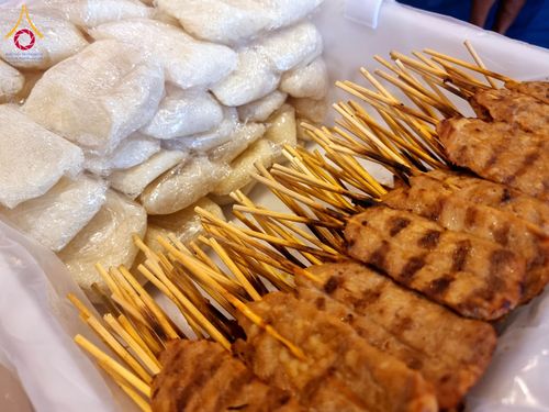 ภาพ No.204416:พิธีถวายภัตตาหารเป็นสังฆทาน แด่พระธรรมยาตรา ณ วัดพระธรรมกาย ตำบลคลองสาม อำเภอคลองหลวง จังหวัดปทุมธานี ในโครงการธรรมยาตรา กตัญญูบูชา มหาปูชนียาจารย์ พระมงคลเทพมุนี(สด จนฺทสโร) พระผู้ปราบมาร อนุสรณ์สถาน 7 แห่ง ปีที่ 13 วันที่ 31 มกราคม พ.ศ. 2568