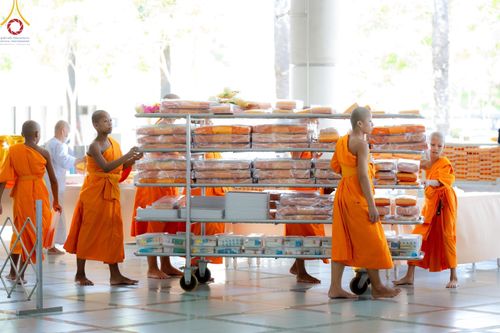 ภาพ No.143311:พิธีถวายภัตตาหารเพื่อเป็นกำลังแห่งการเข้าถึงธรรม ของพระภิกษุสามเณร วัดพระธรรมกาย วันเสาร์ที่ 6 กรกฏาคม พ.ศ. 2567 ณ หอฉันคุณยายอาจารย์ วัดพระธรรมกาย จ.ปทุมธานี