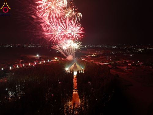 ภาพ No.107247:พิธีจุดประทีปถวายเป็นพุทธบูชา และบูชาธรรมมหาปูชนียาจารย์ ในโครงการธรรมยาตรากตัญญูบูชา มหาปูชนียาจารย์ พระมงคลเทพมุนี(สด จนฺทสโร) พระผู้ปราบมาร  อนุสรณ์สถาน 7 แห่ง ปีที่ 12  วันที่ 6 มกราคม พ.ศ. 2567 ณ อนุสรณ์สถานมหาวิหารพระมงคลเทพมุนี อ.สองพี่น้อง จ.สุพร