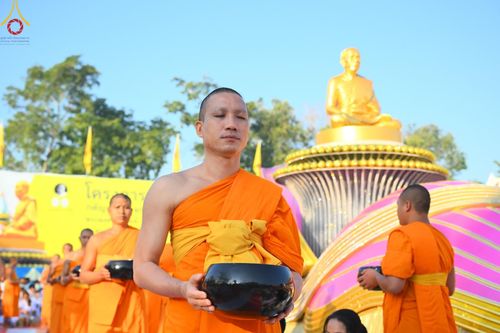 ภาพ No.197768:พิธีตักบาตรพระธรรมยาตรา ณ อนุสรณ์สถานลำดับที่ 4 สถานที่เกิดด้วยกายธรรม วัดโบสถ์(บน) ต.บางคูเวียง จ.นนทบุรี ในโครงการธรรมยาตรา กตัญญูบูชา มหาปูชนียาจารย์ พระมงคลเทพมุนี(สด จนฺทสโร) พระผู้ปราบมาร อนุสรณ์สถาน 7 แห่ง ปีที่ 13 วันที่ 19 มกราคม พ.ศ. 2568