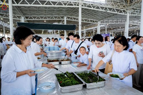 ภาพ No.159284:พิธีบูชาข้าวพระ ในวันอาทิตย์ต้นเดือน วันที่ 6 ตุลาคม พ.ศ. 2567 ณ สภาธรรมกายสากล วัดพระธรรมกาย