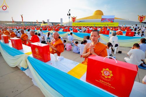 ภาพ No.221690:วันอังคารที่ 22 เมษายน พ.ศ. 2568 ภาพพิธีถวายมหาสังฆทานคณะสงฆ์ 40,000 กว่าวัดทั่วประเทศ เนื่องในวันคุ้มครองโลก ชุดที่ 2 (ปลื้มให้สมการรอคอย) ณ ลานธรรมพระมหาธรรมกายเจดีย์ วัดพระธรรมกาย