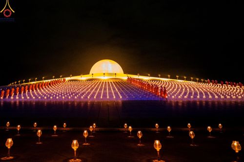 ภาพ No.160712:พิธีจุดประทีป 20,000 ดวง บูชาพระมหาธรรมกายเจดีย์ และบูชาพระมงคลเทพมุนี (สด จนฺทสโร) พระผู้ปราบมาร ณ ลานธรรม พระมหาธรรมกายเจดีย์ วัดพระธรรมกาย จ.ปทุมธานี วันที่ 10 ตุลาคม พ.ศ. 2567