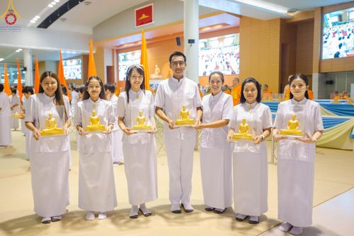 ภาพ No.159607:สัมมนาพิเศษและพิธีมอบองค์พระธรรมกาย 2,000 องค์ ณ ห้องแก้วสารพัดนึก 1 วัดพระธรรมกาย วันอาทิตย์ต้นเดือนที่ 6 ตุลาคม พ.ศ. 2567