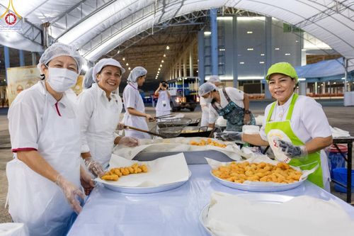 ภาพ No.58949:V.40 ภัตตาหารพระหมื่นวัด เราจัดให้ การปฏิบัติงานของเจ้าหน้าที่และอาสาสมัคร เพื่อรับบุญในการถวายภัตตาหาร แด่คณะสงฆ์ 10,000 กว่าวัดทั่วประเทศ ที่มาร่วมงานวันคุ้มครองโลก จันทร์ที่ 22 เมษายน พ.ศ. 2567 ณ วัดพระธรรมกาย