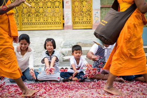 ภาพ No.128327:พิธีอัญเชิญพระบรมสารีริกธาตุ " ใจกลางเมืองนครหาดใหญ่ " เพื่อประดิษฐาน ณ มหารัตนเจดีย์สิริปทุมสวรรค์ (เจดีย์อริยพุทธะ 5 พระองค์) ศูนย์ปฏิบัติธรรมภาคใต้ อ.บางกล่ำ จ.สงขลา  วันที่ 9 มีนาคม พ.ศ.2567 (ชุดที่ 1)