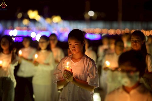 ภาพ No.224092:วันวิสาขบูชา วันอาทิตย์ที่ 11 พฤษภาคม พ.ศ. 2568 พิธีจุดวิสาขประทีป ,  พิธีเวียนประทักษิณรอบพระมหาธรรมกายเจดีย์ , พิธีฉลองชัยสวดมนต์บทธัมมจักกัปปวัตตนสูตร ครบ 7,357,000,000 จบ ณ มหารัตนวิหารคด วัดพระธรรมกาย