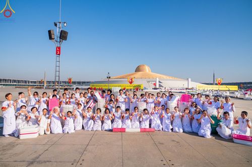 ภาพ No.105374:พิธีตักบาตรฉลองพระบวชใหม่ รุ่นบูชาธรรมมหาปูชนียาจารย์ และต้อนรับศักราชใหม่ วันจันทร์ที่ 1 มกราคม พ.ศ. 2567 ณ ลานธรรมพระมหาธรรมกายเจดีย์ วัดพระธรรมกาย