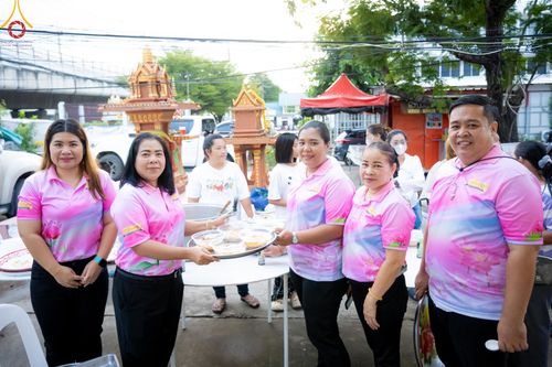 ภาพ No.150931:พิธีเจริญพระพุทธมนต์ และทำบุญตักบาตรแด่คณะสงฆ์ จำนวน 121 รูป เนื่องในโอกาสฉลองครบรอบ 120 ปี อำเภอคลองหลวง จังหวัดปทุมธานี เพื่อถวายเป็นพุทธบูชา ช่วยเหลือผู้ประสบความเดือดร้อนจากอุทกภัย และคณะสงฆ์ 323 วัด 4 จังหวัดชายแดนภาคใต้ วันเสาร์ที่ 31 สิงหาคม พ.ศ. 