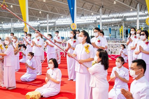 ภาพ No.89567:พิธีตักบาตร ข้าวสารอาหารแห้ง พิธีบูชาข้าวพระ และพิธีจุดเทียนใจ ไฟนิรันดร์  อนันตชัย ณ สภาธรรมกายสากล วัดพระธรรมกาย วันอาทิตย์ที่ 1 ตุลาคม พ.ศ. 2566