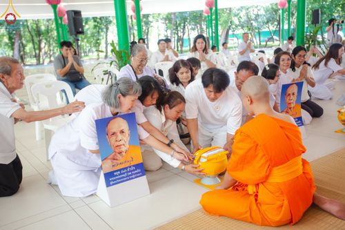 ภาพ No.159831:พิธีตัดปอยผมปลงผมนาคธรรมทายาท, พิธีบรรพชาอุปสมบทหมู่ โครงการอุปสมบทหมู่บูชาธรรม 140 ปี พระมงคลเทพมุนี (สด จนฺทสโร) ณ โบสถ์พระไตรปิฏก วัดพระธรรมกาย วันเสาร์ที่ 5 ตุลาคม พ.ศ. 2567