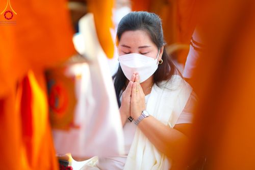 ภาพ No.101949:ตักบาตรพระ 10,000 รูป เติมบุญให้แผ่นดิน เนื่องในโอกาส 192 ปี จังหวัดกาญจนบุรี หนึ่งในโครงการตักบาตรพระ 2,000,000 รูป  77 จังหวัดทุกวัดทั่วไทย วันจันทร์ที่ 11 ธันวาคม พ.ศ. 2566 บริเวณถนนสองแคว (SKY WALK) เมืองกาญจนบุรี