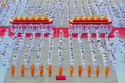 ภาพ No.79059:พิธีอัญเชิญองค์พระบรมพุทธเจ้า 24 องค์ เวียนประทักษิณรอบพระมหาธรรมกายเจดีย์ ณ วัดพระธรรมกาย  วันที่ 2 เมษายน พ.ศ. 2566