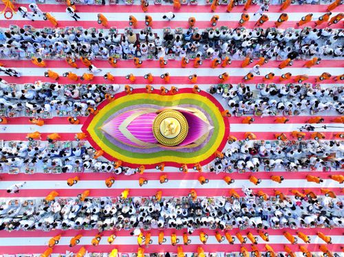 ภาพ No.292427:วันที่ 11 มกราคม พ.ศ. 2569 พิธีตักบาตรพระธรรมยาตรา ณ อนุสรณ์สถานคลองบางนางแท่น อ.สามพราน จ.นครปฐม ในโครงการธรรมยาตรา กตัญญูบูชา มหาปูชนียาจารย์ พระมงคลเทพมุนี(สด จนฺทสโร) พระผู้ปราบมาร อนุสรณ์สถาน 7 แห่ง ปีที่ 14