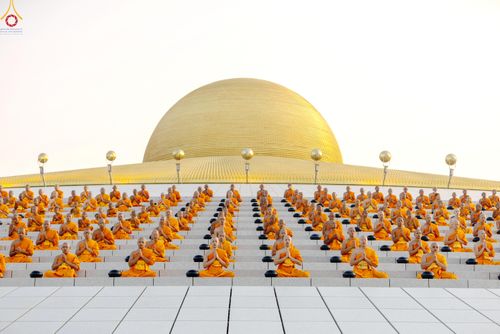 ภาพ No.279740:วันที่ 1 มกราคม พ.ศ.2569 พิธีตักบาตรในวันขึ้นปีใหม่ ณ ลานธรรม วัดพระธรรมกาย