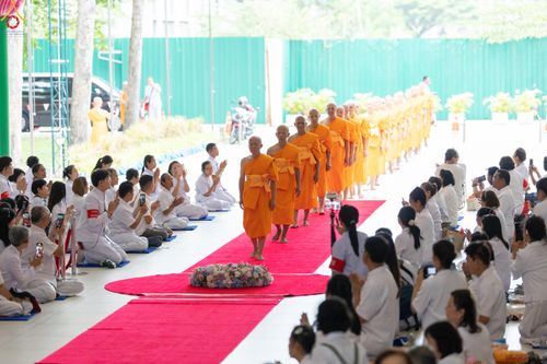 ภาพ No.330812:วันวิสาขบูชา อาทิตย์ที่ 31 พฤษภาคม พ.ศ.2569 พิธีบรรพชาสามเณรอุบาสก 11 ท่าน , พิธีถวายบาตรผ้าไตร และจตุปัจจัยไทยธรรม แด่สามเณร , พิธีอุปสมบทอุทิศชีวิต , พิธีกล่าวคำกัปปิยภัณฑ์  ณ อุโบสถพระไตรปิฎก วัดพระธรรมกาย จังหวัดปทุมธานี