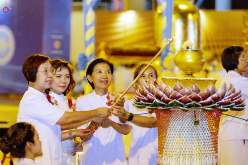ภาพ No.331036:วันวิสาขบูชา อาทิตย์ที่ 31 พฤษภาคม พ.ศ.2569 พิธีจุดวิสาขประทีป , พิธีเวียนประทักษิณ  รอบพระมหาธรรมกายเจดีย์  และพิธีฉลองชัยสวดมนต์บทธัมมจักกัปปวัตนสูตร  ครบ 8,415,000,000 จบ ณ วัดพระธรรมกาย