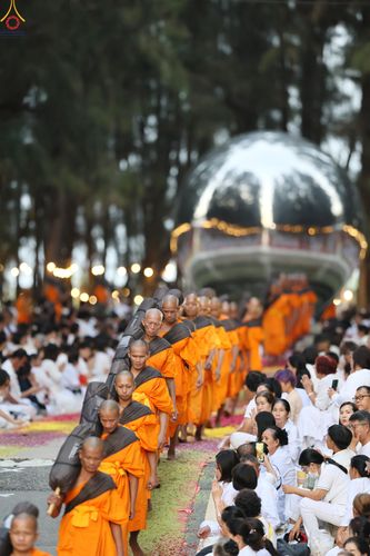 ภาพ No.287510:วันที่ 3 มกราคม พ.ศ. 2569 พิธีต้อนรับพระธรรมยาตรา ในโครงการธรรมยาตรา กตัญญูบูชา มหาปูชนียาจารย์ พระมงคลเทพมุนี(สด จนฺทสโร) พระผู้ปราบมาร อนุสรณ์สถาน 7 แห่ง ปีที่ 14 ณ อนุสรณ์สถานมหาวิหารพระมงคลเทพมุนี (โลตัสแลนด์) อ.สองพี่น้อง จ.สุพรรณบุรี