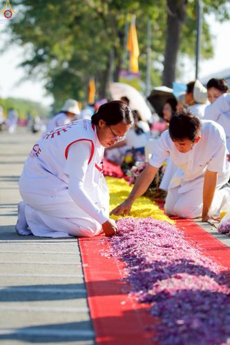 ภาพ No.295986:ภาพเบื้องหลังอาสาสมัครรวมใจ ชุดที่ 1 ในโครงการธรรมยาตรา กตัญญูบูชา มหาปูชนียาจารย์ พระมงคลเทพมุนี(สด จนฺทสโร) พระผู้ปราบมาร อนุสรณ์สถาน 7 แห่ง ปีที่ 14