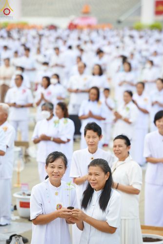 ภาพ No.90108:พิธีปลูกทรัพย์บานชื่น  เนื่องใน 139 ปี วันคล้ายวันเกิดด้วยรูปกายเนื้อ พระมงคลเทพมุนี (สด จนฺทสโร) พระผู้ปราบมาร วันอังคารที่ 10 ตุลาคม พ.ศ. 2566 ณ วัดพระธรรมกาย จ.ปทุมธานี