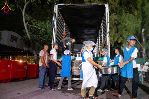 ภาพ No.288161:วันที่ 5 มกราคม พ.ศ. 2569 พิธีถวายภัตตาหารเป็นสังฆทาน แด่พระธรรมยาตรา ในโครงการธรรมยาตรา กตัญญูบูชา มหาปูชนียาจารย์ พระมงคลเทพมุนี(สด จนฺทสโร) พระผู้ปราบมาร อนุสรณ์สถาน 7 แห่ง ปีที่ 14 ณ อนุสรณ์สถานมหาวิหารพระมงคลเทพมุนี (โลตัสแลนด์) อ.สองพี่น้อง จ.สุพรร