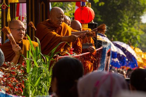 ภาพ No.81960:พิธีจุดวิสาขประทีป 22,000 ดวงและโคมลอย 3,000 ดวง ( Festival  lampion Vesak Indonesia) ณ มหาเจดียบรมพุทโธ อินโดนีเซีย  วันอาทิตย์ที่ 4 มิ.ย. พ.ศ.2566