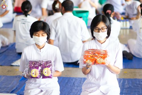 ภาพ No.82949:พิธีตักบาตร ณ บ้านแก้วเรือนทองคุณยายอาจารย์ฯ พิธีบูชาข้าวพระ ณ สภาธรรมกายสากล วัดพระธรรมกาย ในวันอาทิตย์ต้นเดือนที่ 2 ก.ค. พ.ศ.2566