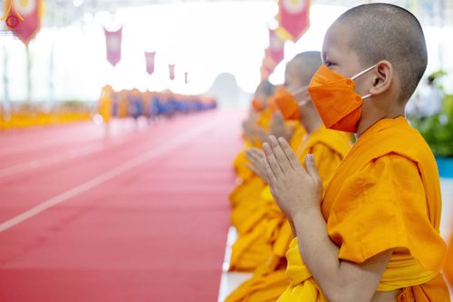 ภาพ No.85197:พิธีมุทิตาสักการะพระภิกษุ ผู้สอบได้เปรียญธรรม ๙ ประโยคระดับโลก, พิธีมอบโล่เกียรติยศและทุนการศึกษา สำนักเรียนบาลีดีเด่นทั่วประเทศ ในวันสมาธิโลก อาทิตย์ที่ 6 สิงหาคม พ.ศ. 2566 ณ สภาธรรมกายสากล วัดพระธรรมกาย