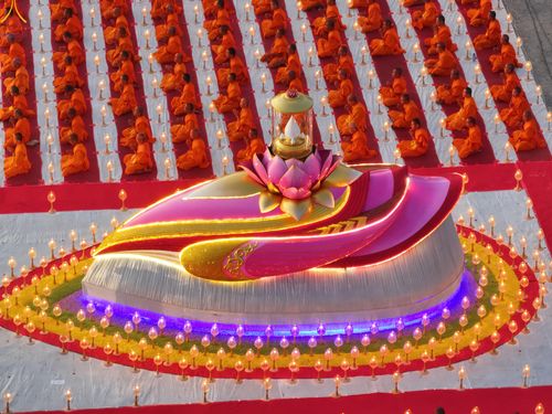 ภาพ No.294098:วันที่ 13 มกราคม พ.ศ. 2569 พิธีจุดประทีปถวายเป็นพุทธบูชา และบูชาธรรมมหาปูชนียาจารย์  (ภาพชุดที่ 2) ณ วัดสองพี่น้อง ต.ต้นตาล อ.สองพี่น้อง จ.สุพรรณบุรี ในโครงการธรรมยาตรา กตัญญูบูชา มหาปูชนียาจารย์ พระมงคลเทพมุนี(สด จนฺทสโร) พระผู้ปราบมาร อนุสรณ์สถาน 7 แห่